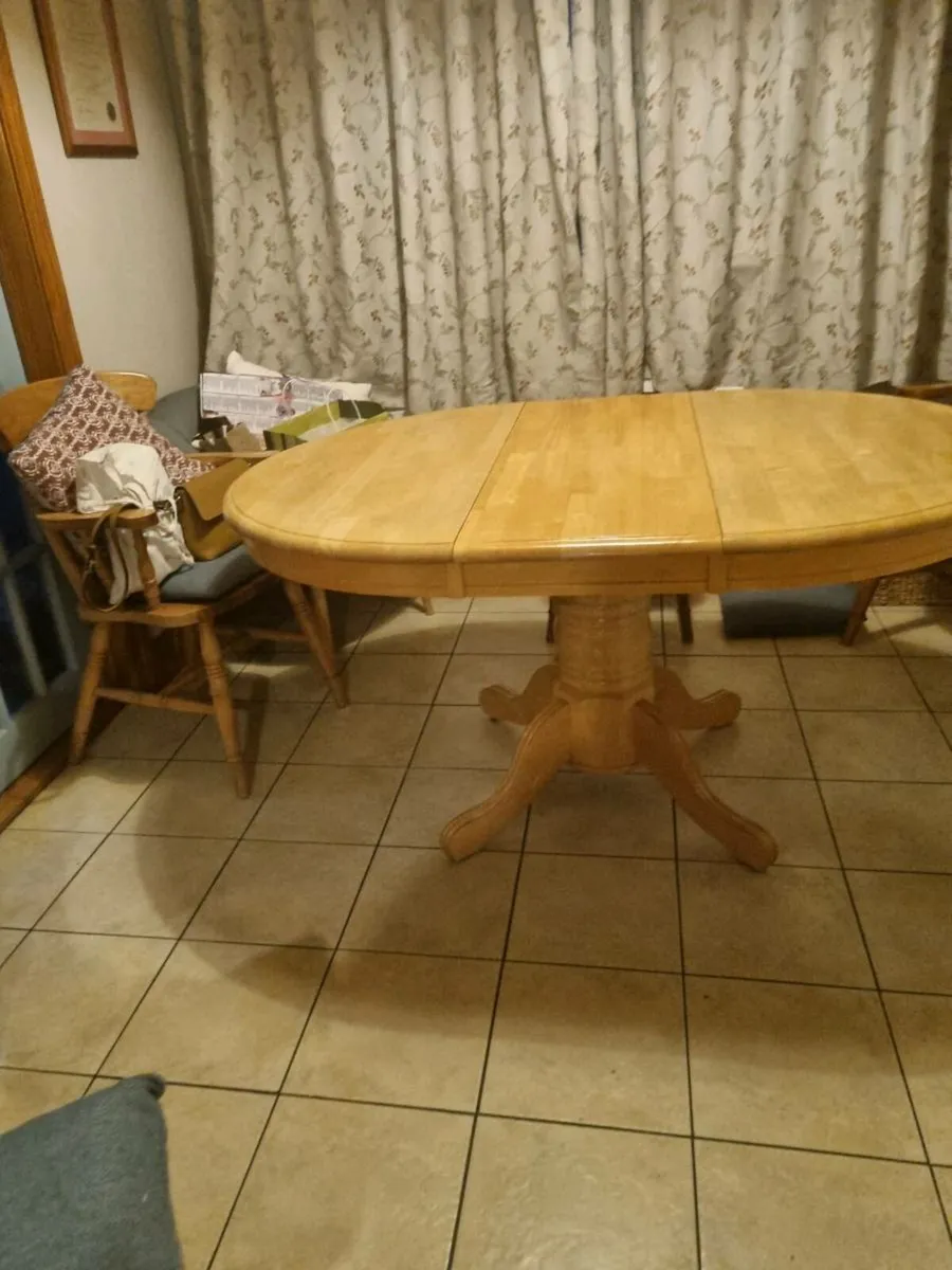 Solid round pine table - Image 1