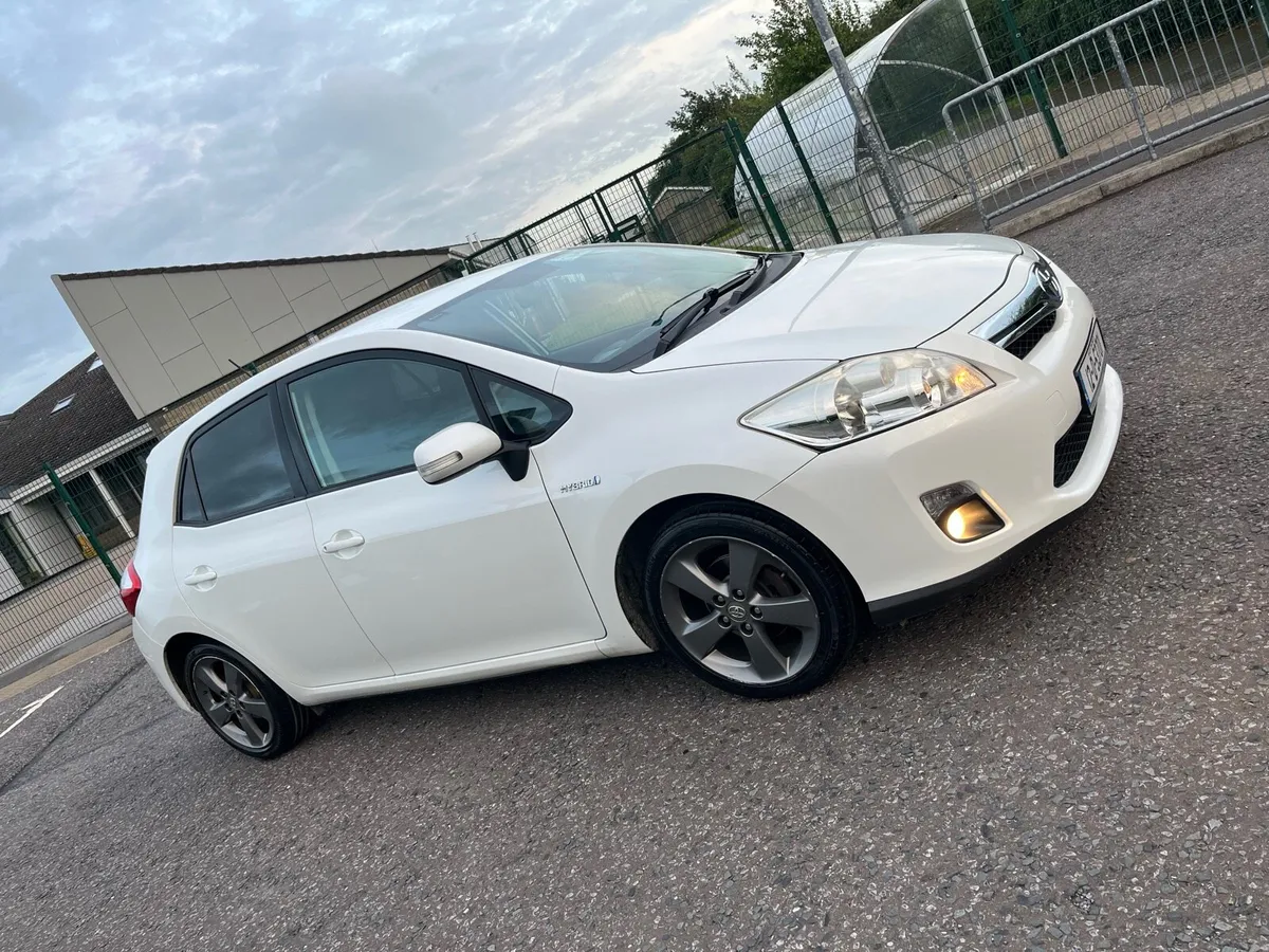 Toyota Auris Hybrid - Image 1
