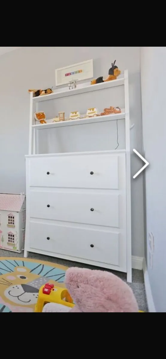 Chest of drawers