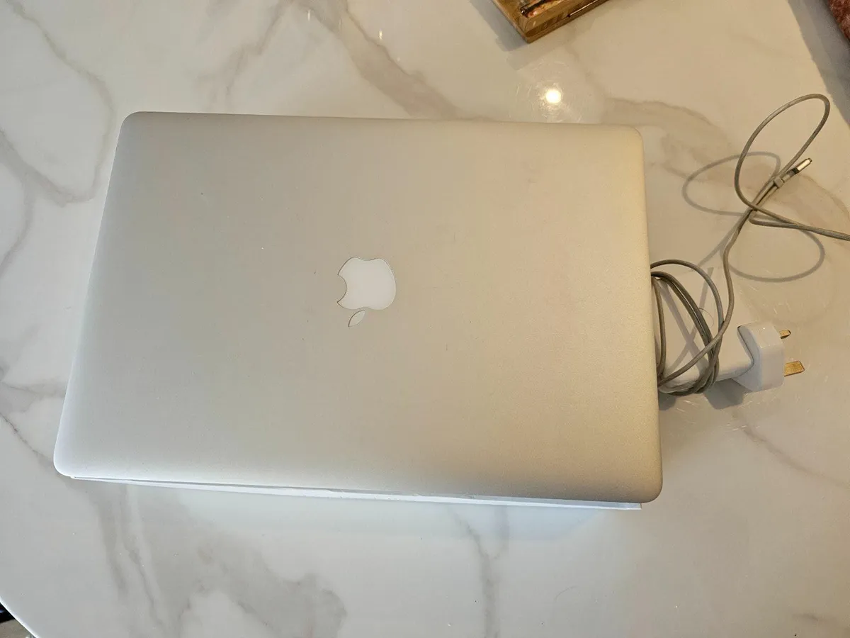 MacBook Pro Core 2.2 GHz i7 ,16GB, 256GB SSD, 15.4 - Image 1