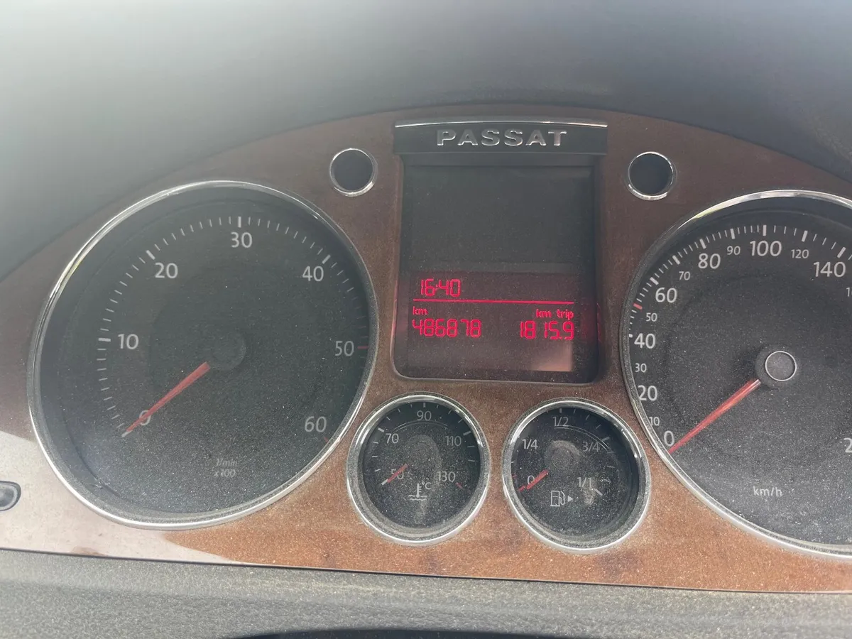 Volkswagen Passat 2009 - Image 2