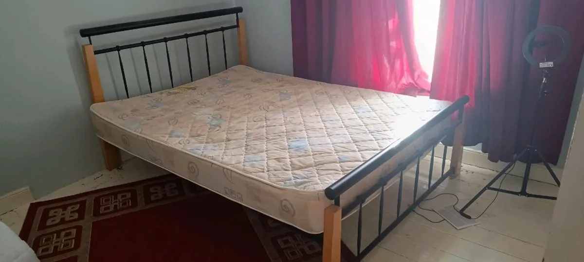 Double bed - Image 1