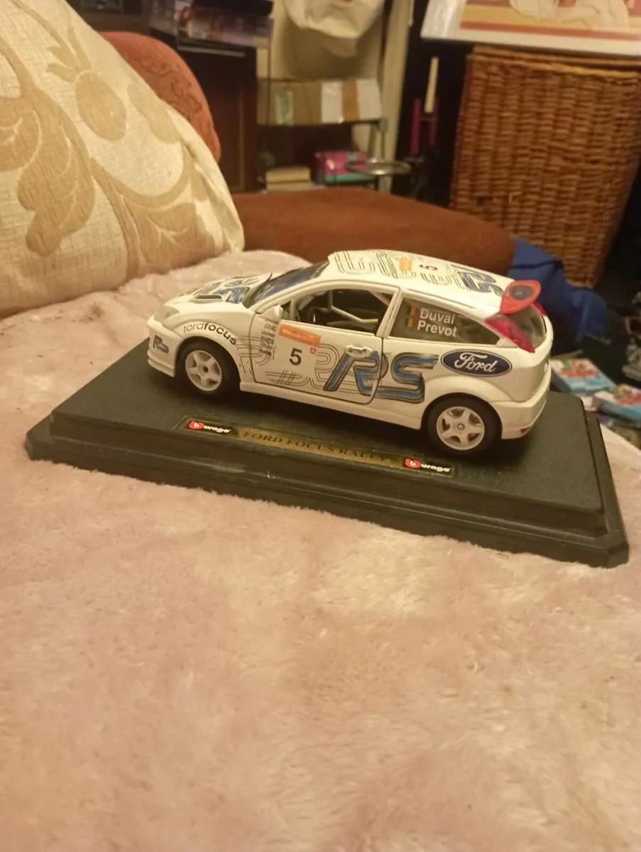 BbURAGO FORD FOCUS RALLY 1-24 SCALE - Image 2