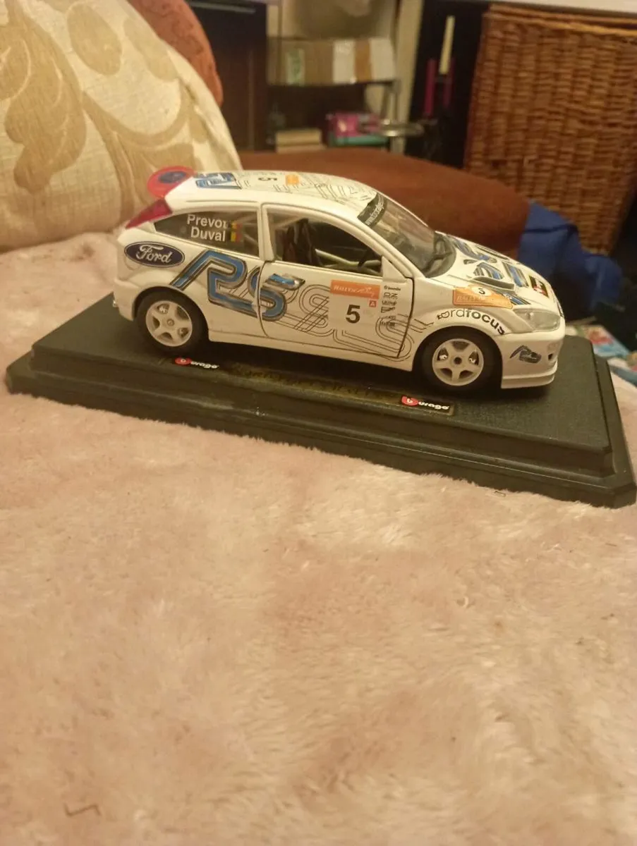 BbURAGO FORD FOCUS RALLY 1-24 SCALE - Image 4