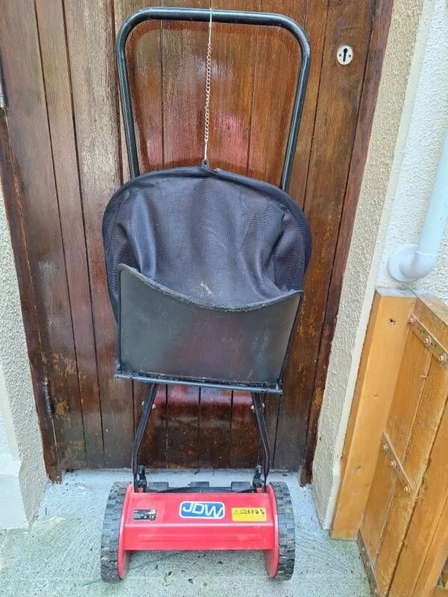 Hand Push Manual Lawnmower - Image 3