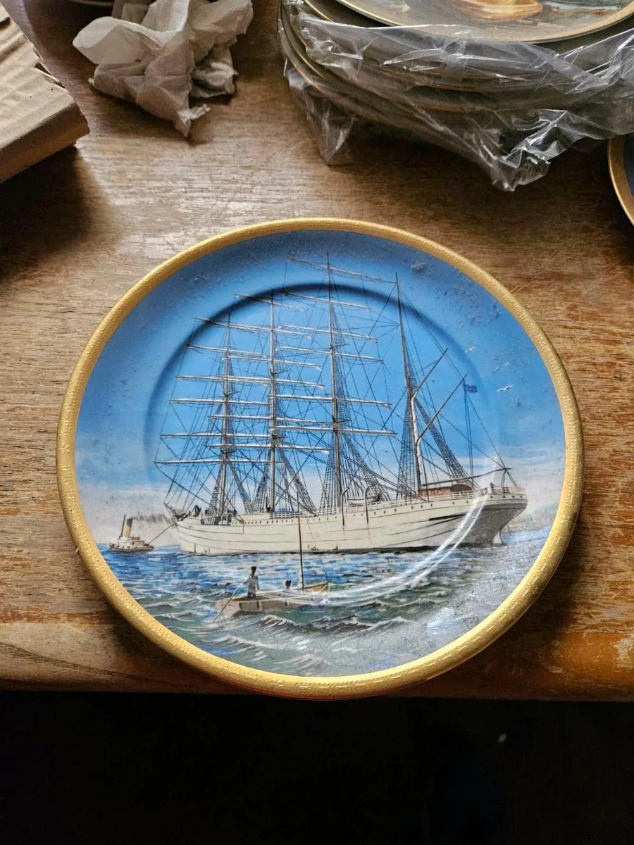 Vintage Arklow Pottery Plate - Image 1