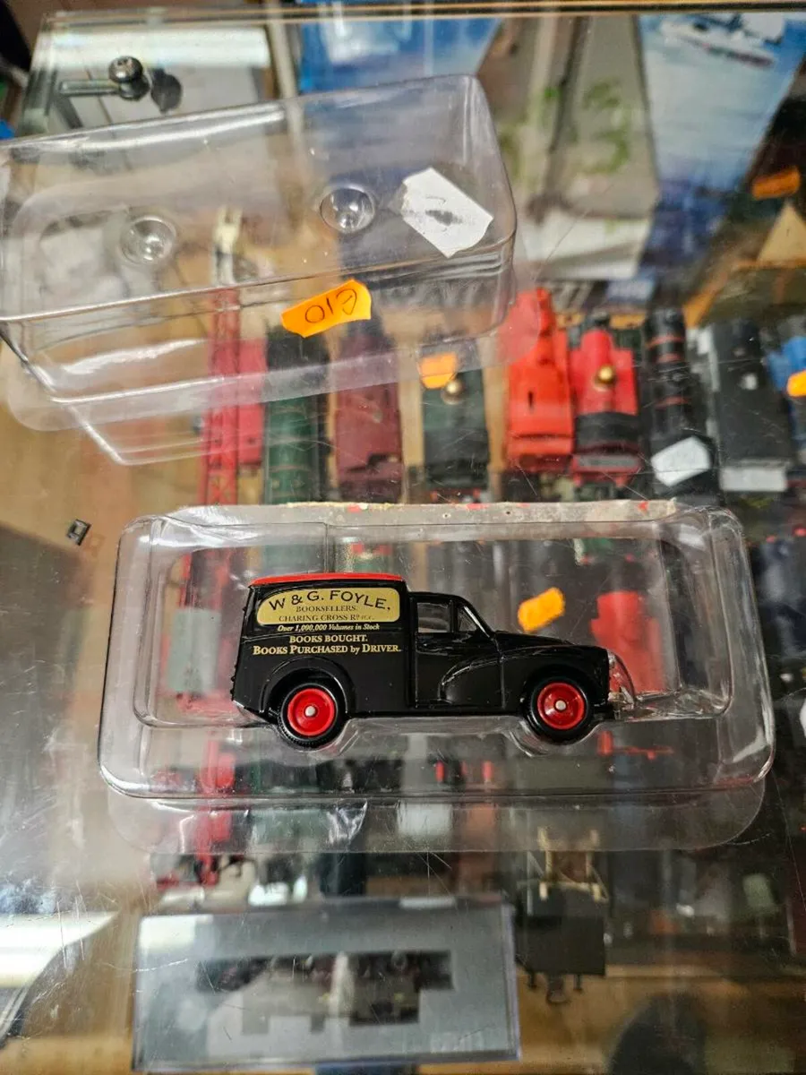 Corgi Morris Minor Foyle Books Van - Image 1