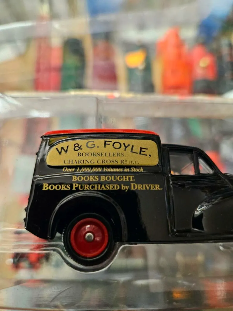 Corgi Morris Minor Foyle Books Van - Image 2