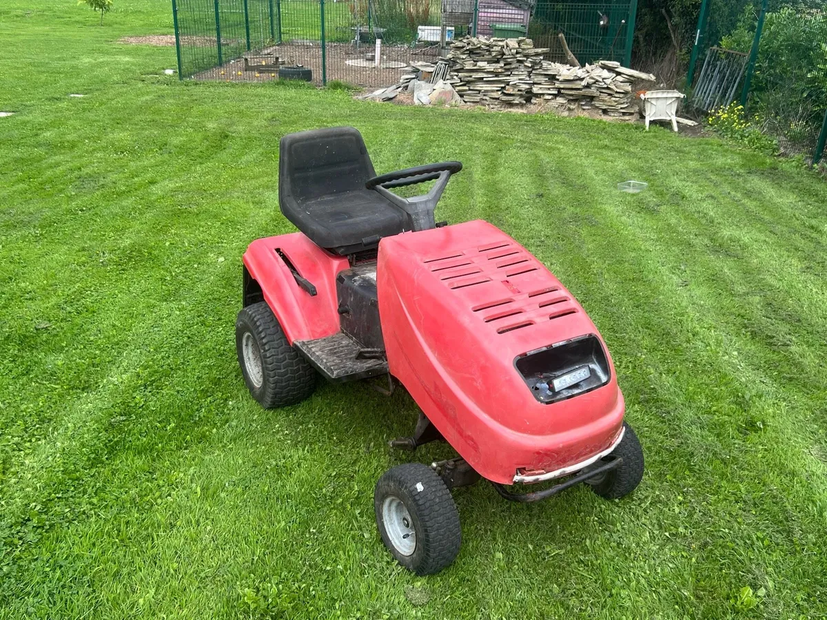 Ride on lawnmower - Image 1