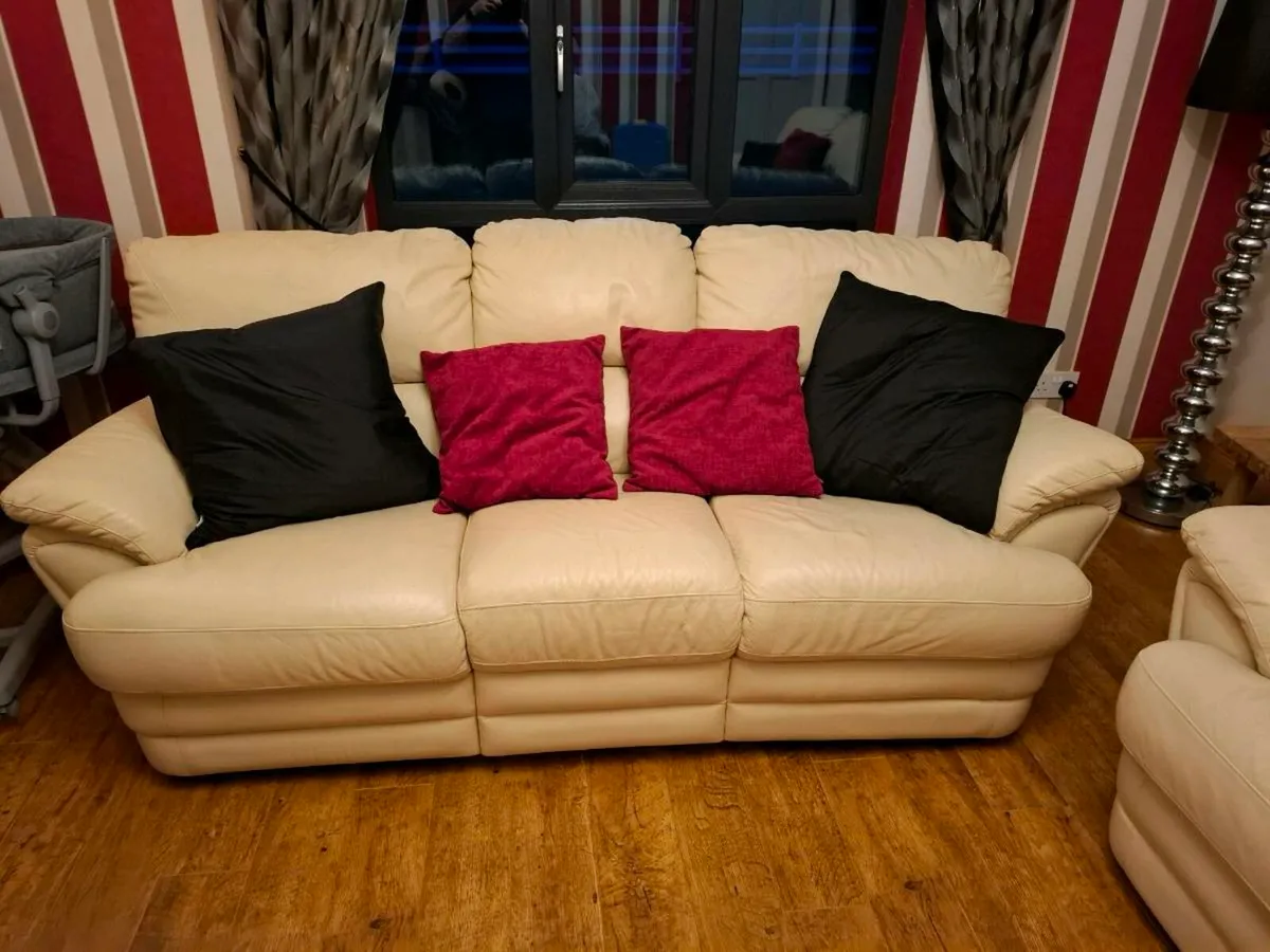 Suite of furniture - Image 1