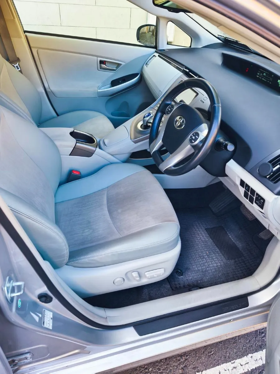 Toyota Prius G 2014 1.8 Petrol Hybrid 58,900km - Image 4