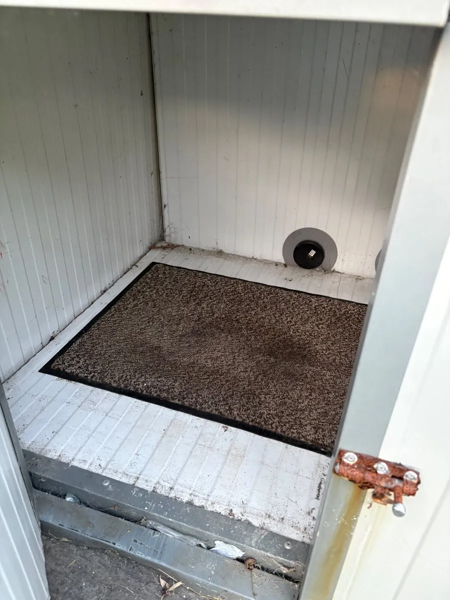 Dog kennel - Image 1