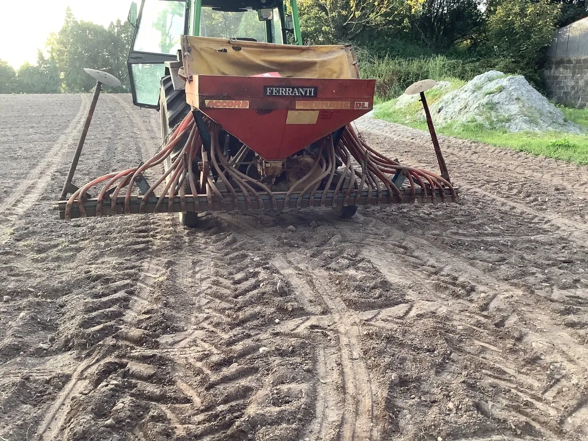 Accord 4 m seeder - Image 1