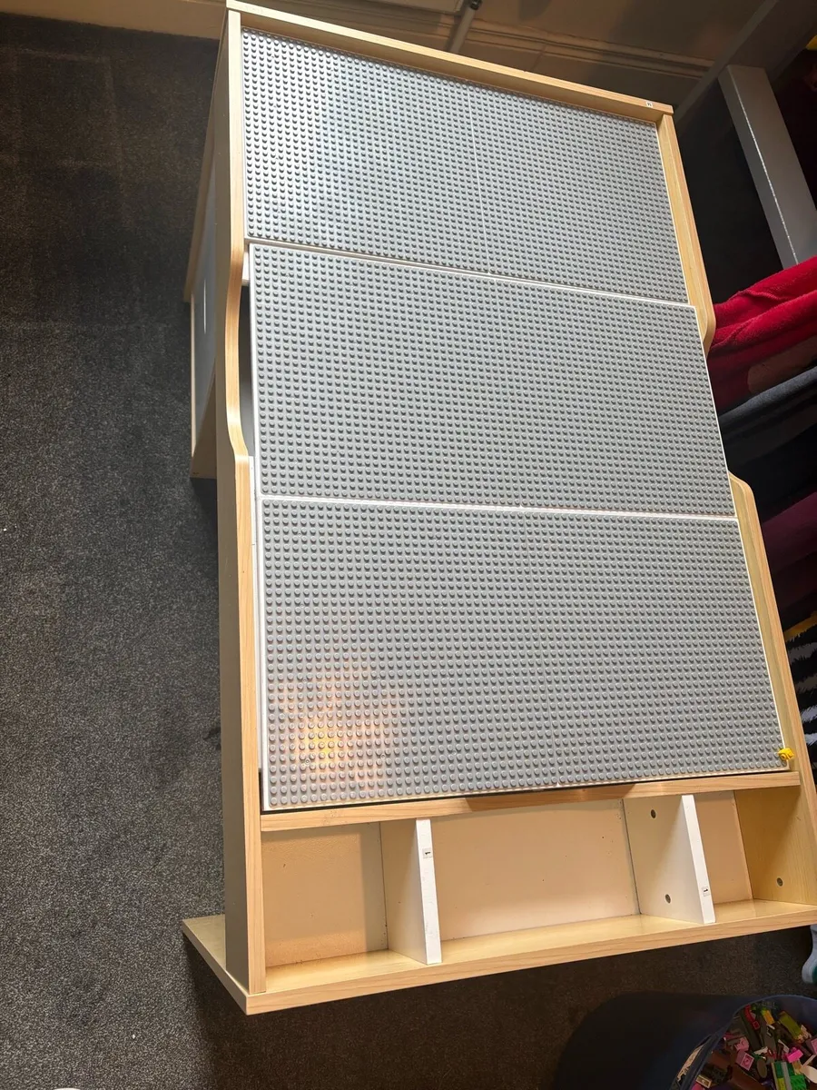 Lego table - Image 1