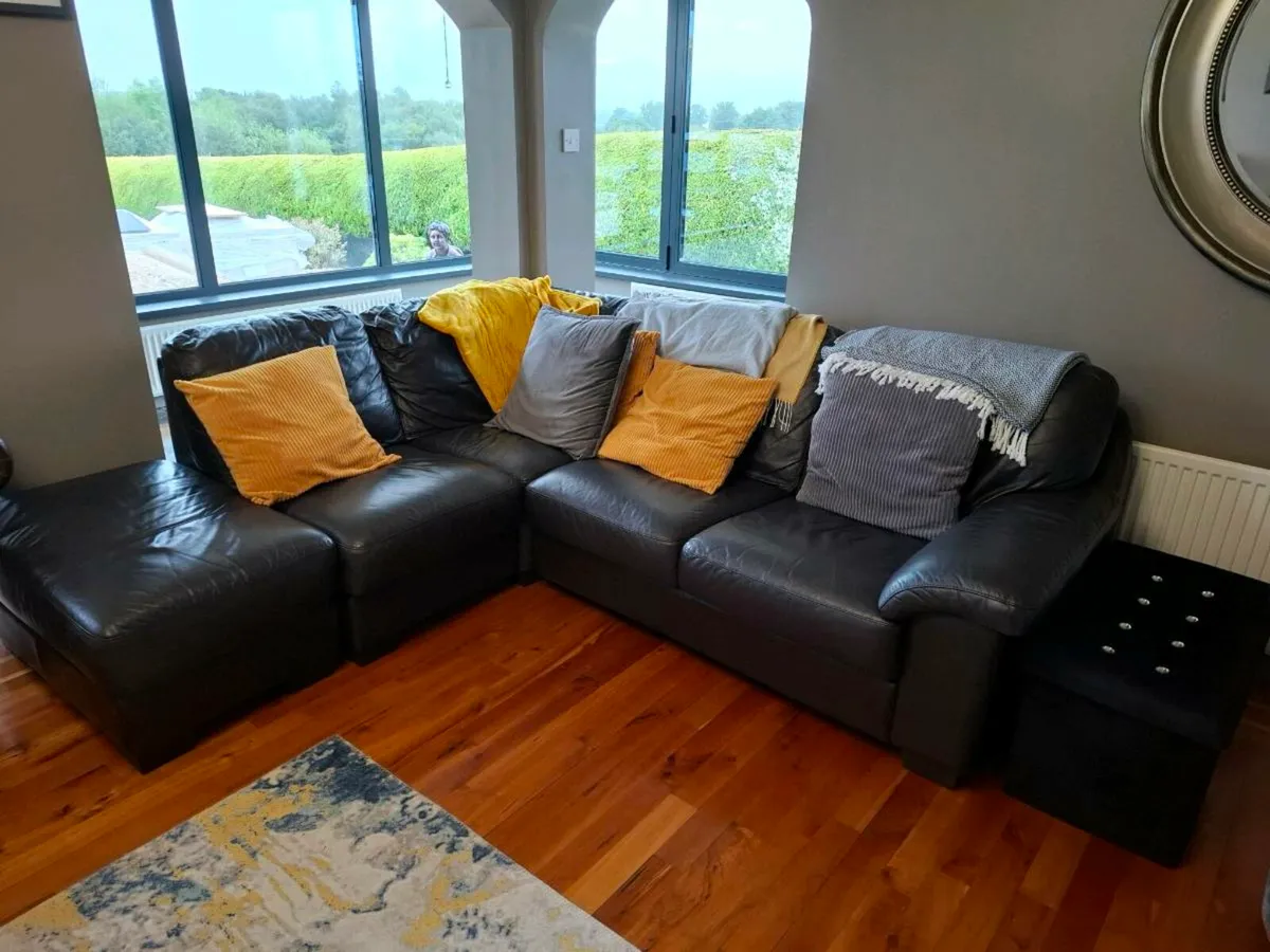 Corner leather suite of furniture - Image 1