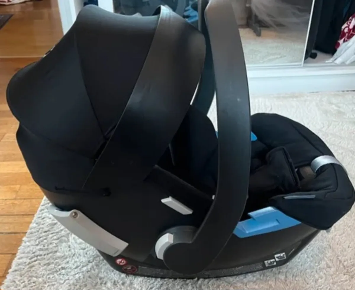Cybex aton 5and isofix base - Image 3