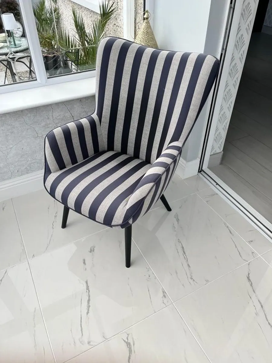 4 chairs - Image 1