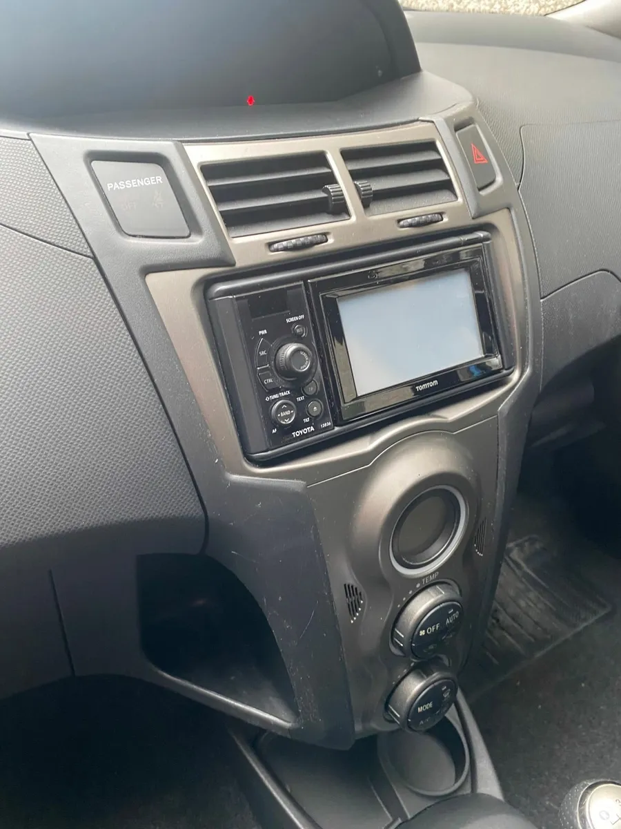 Toyota Yaris 2011 - Image 3