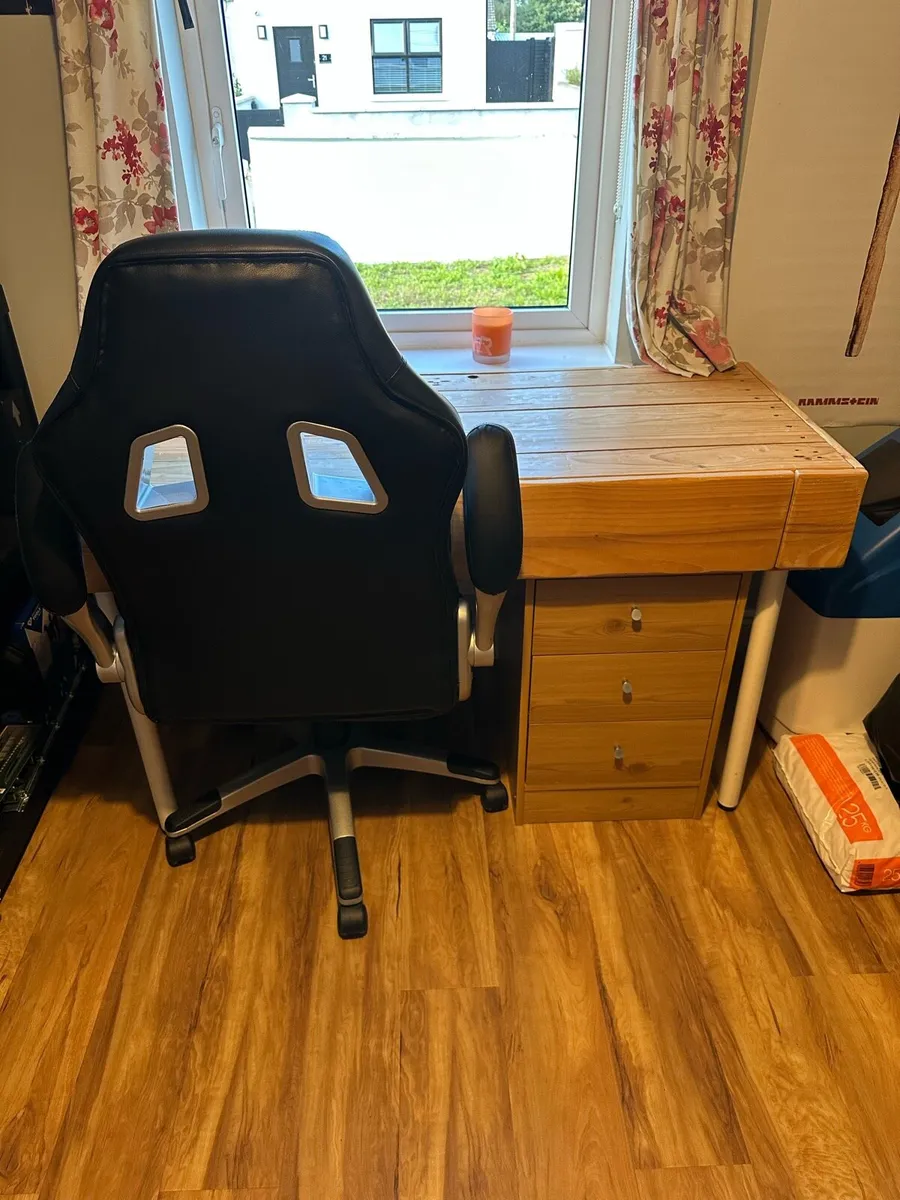 Desk / Chair / Locker - Image 2