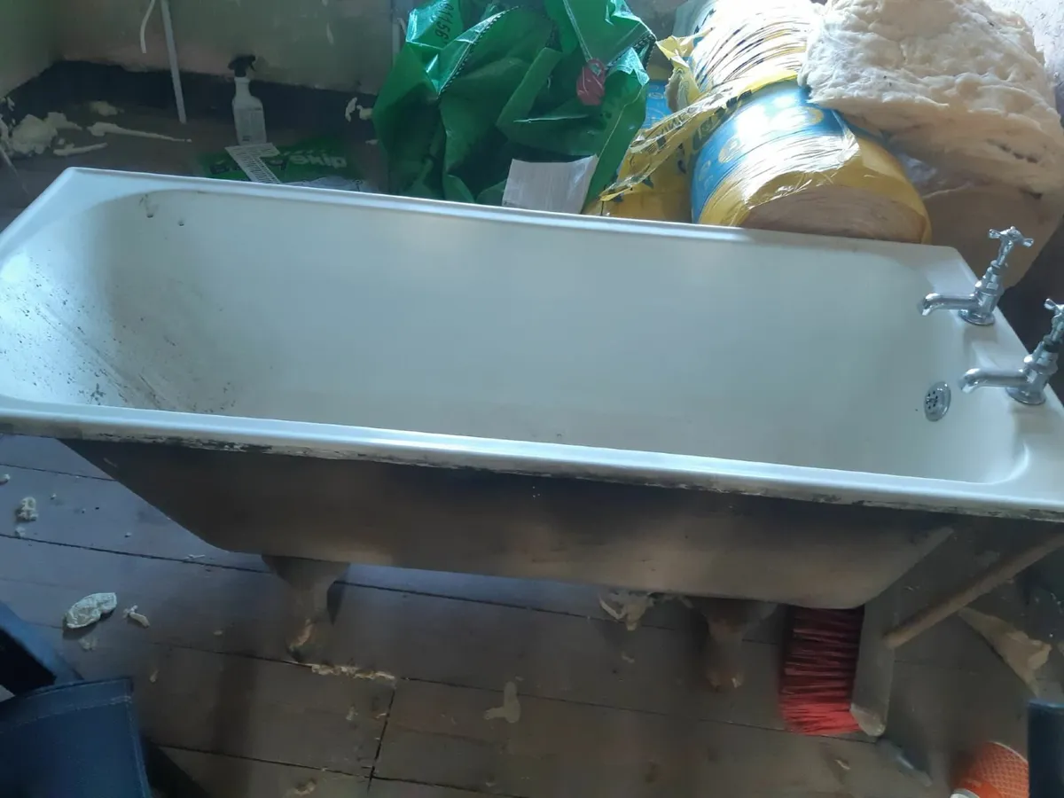 Roll top cast iron bath - Image 3