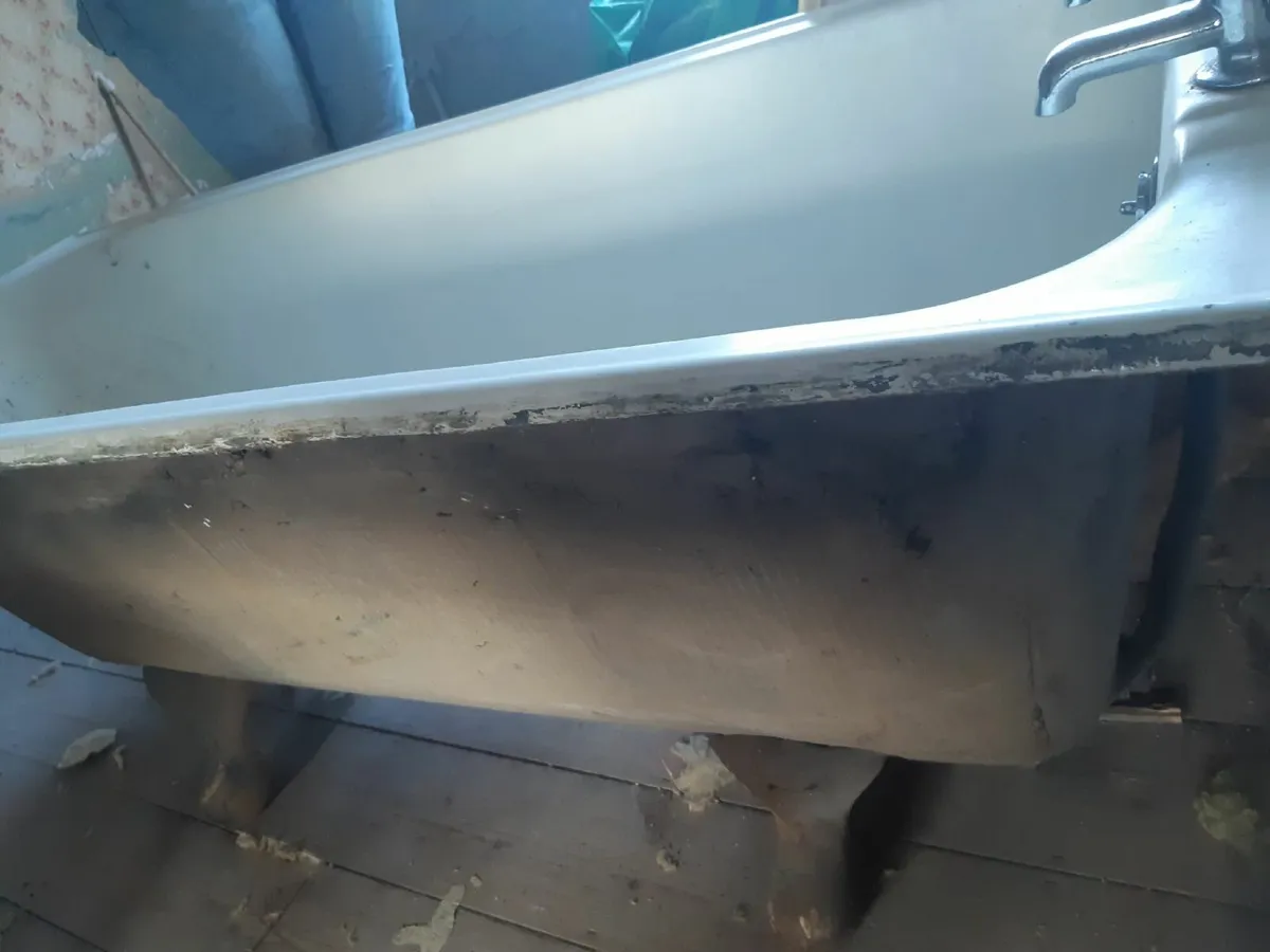Roll top cast iron bath - Image 4