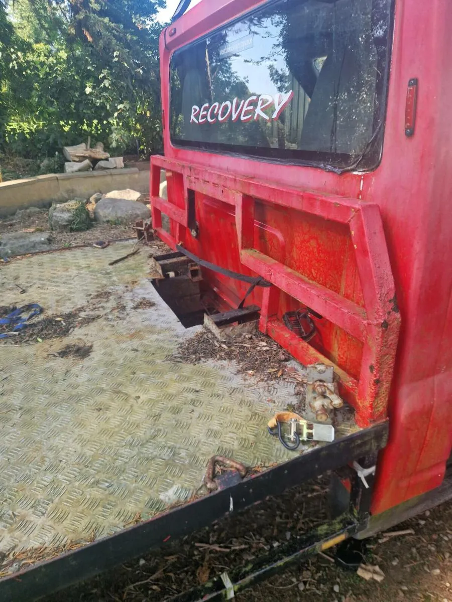 Recovery truck - Image 2
