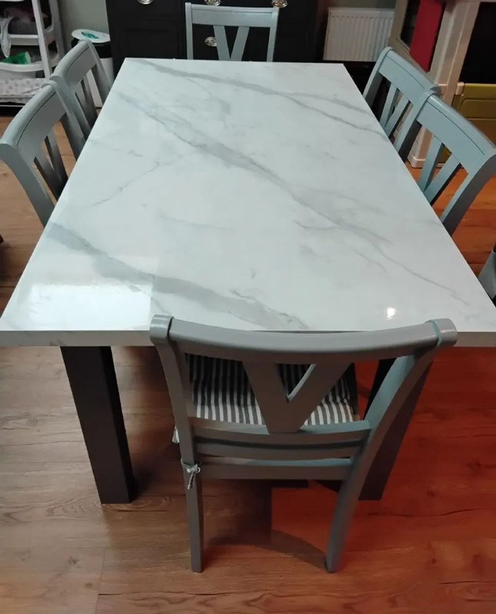 Kitchen table and chairs - Image 1