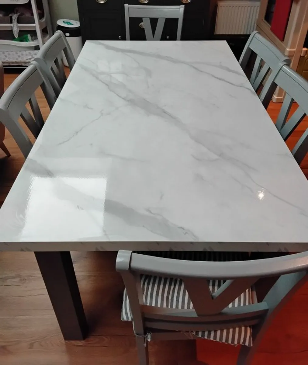 Kitchen table and chairs - Image 3