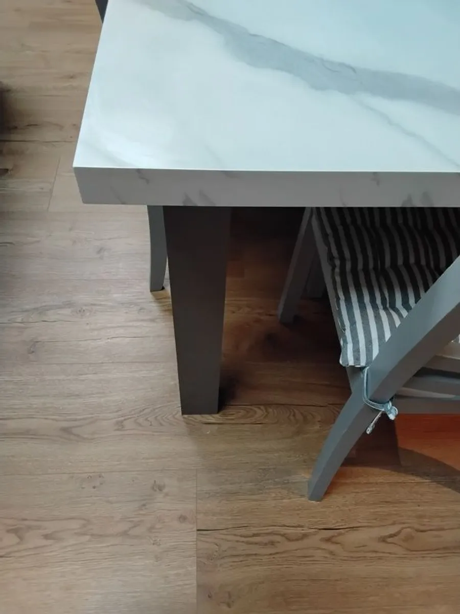 Kitchen table and chairs - Image 4