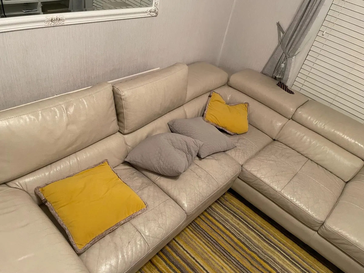 Beautiful Corner sofa - Image 1