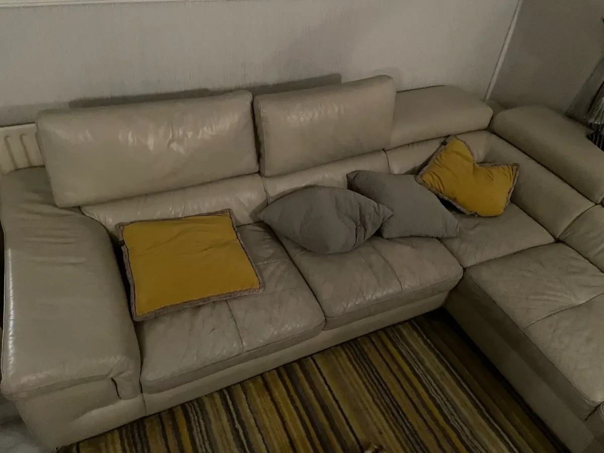 Beautiful Corner sofa - Image 4