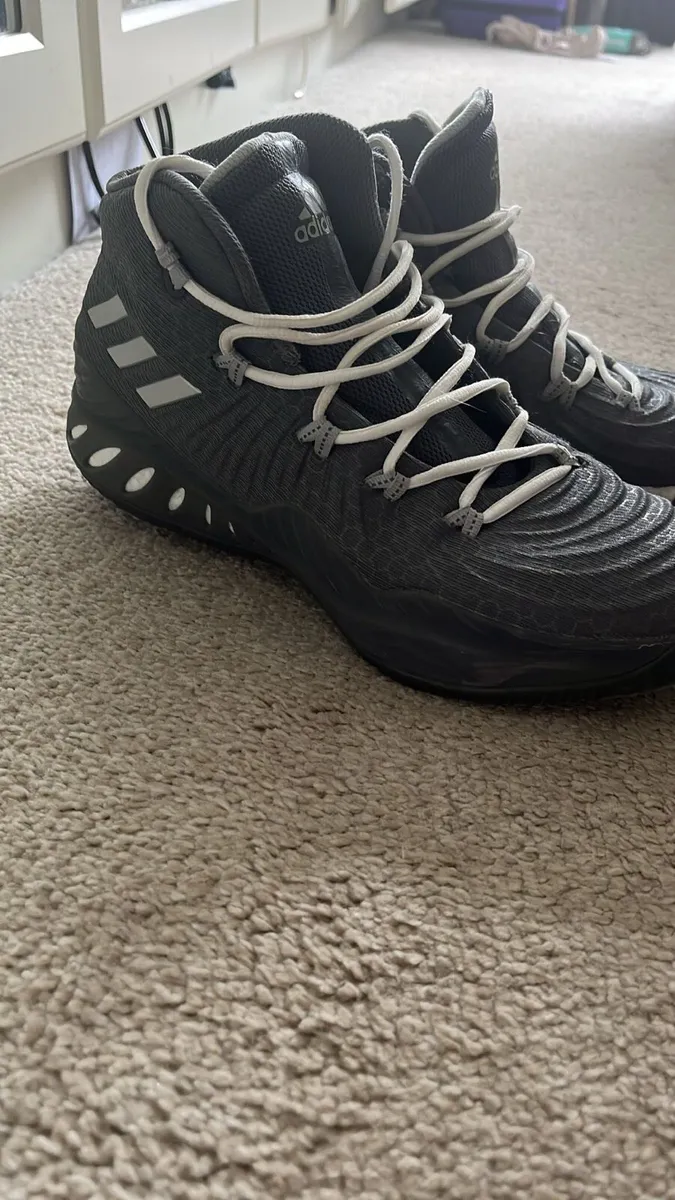 Adidas men’s basketball shoes size UK 9.5 - Image 2