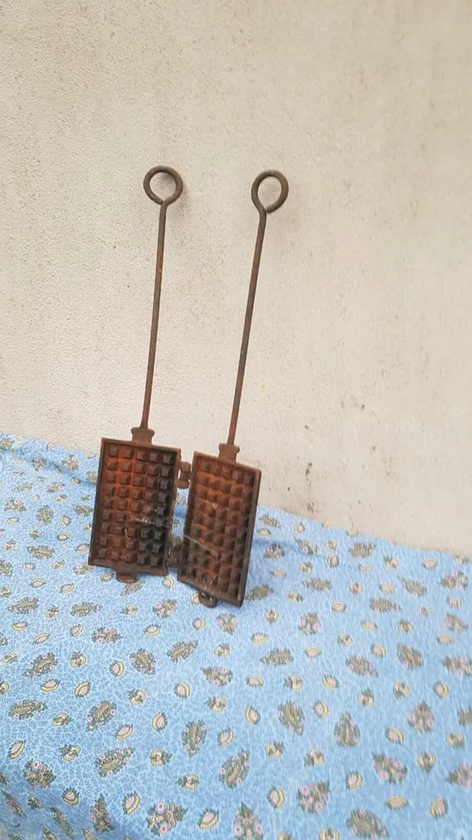 Antique cast iron waffles maker postage possible