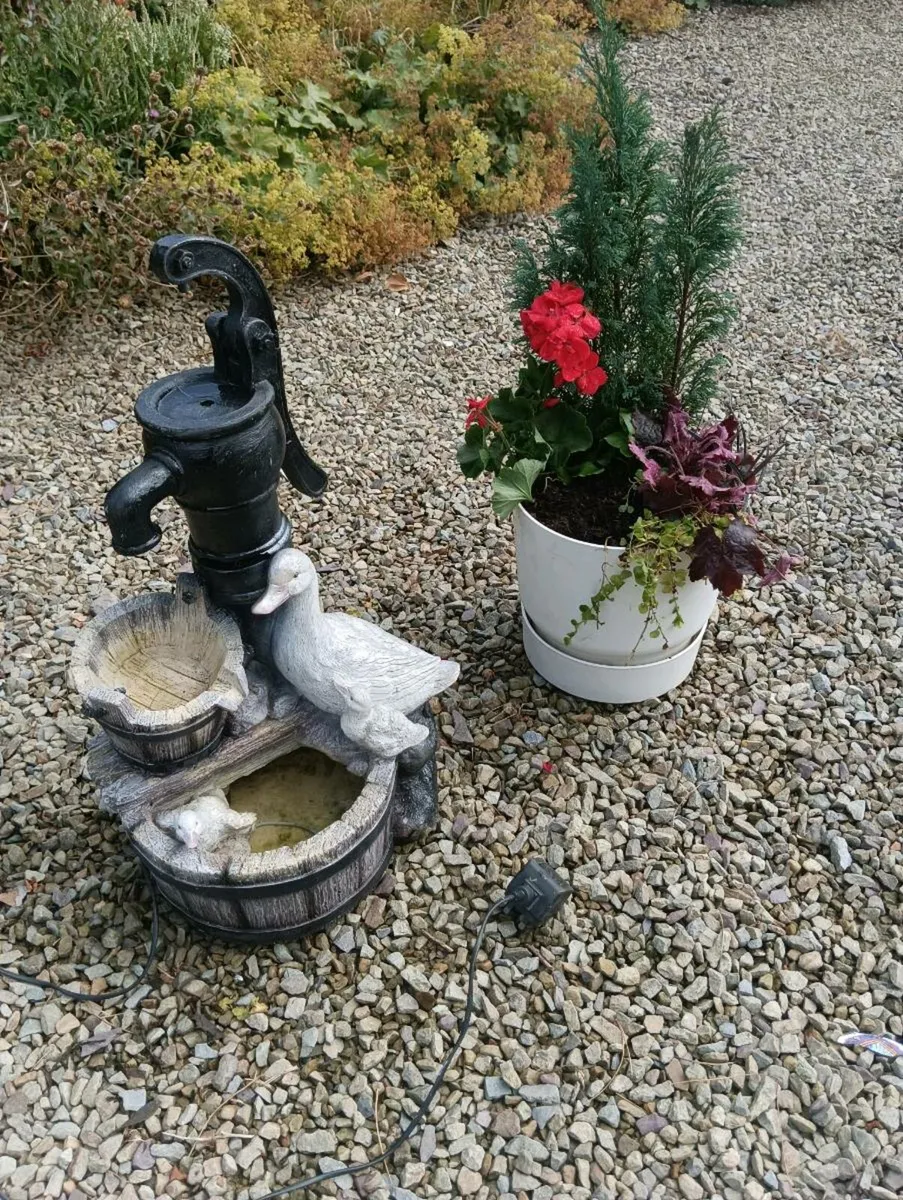 Beautiful waterfeaature , matching pots. - Image 1