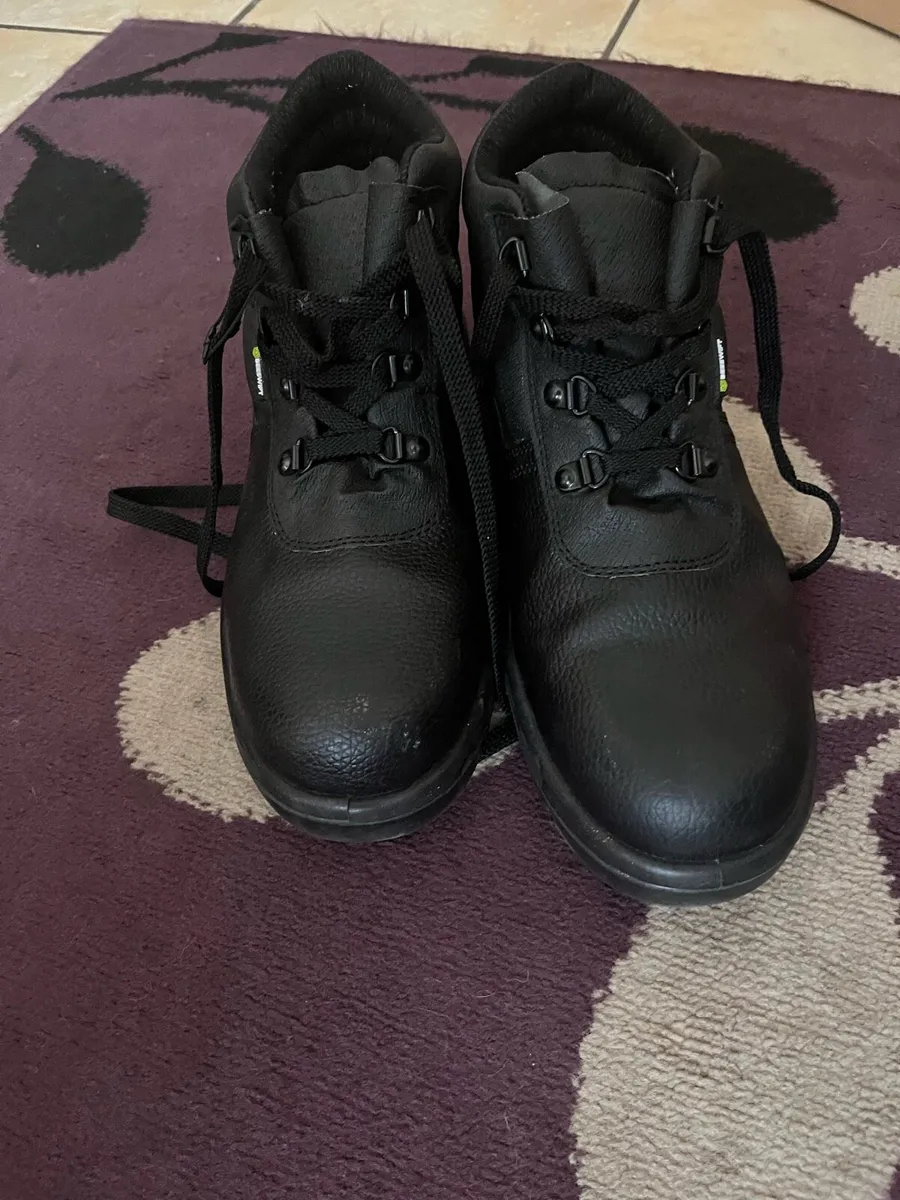 Safety boots