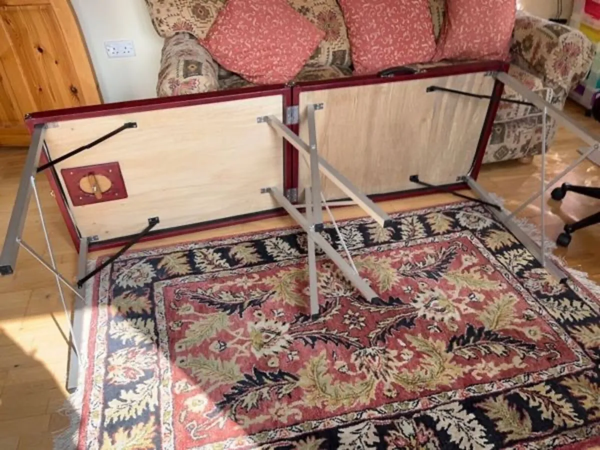 A treatment table - Image 1