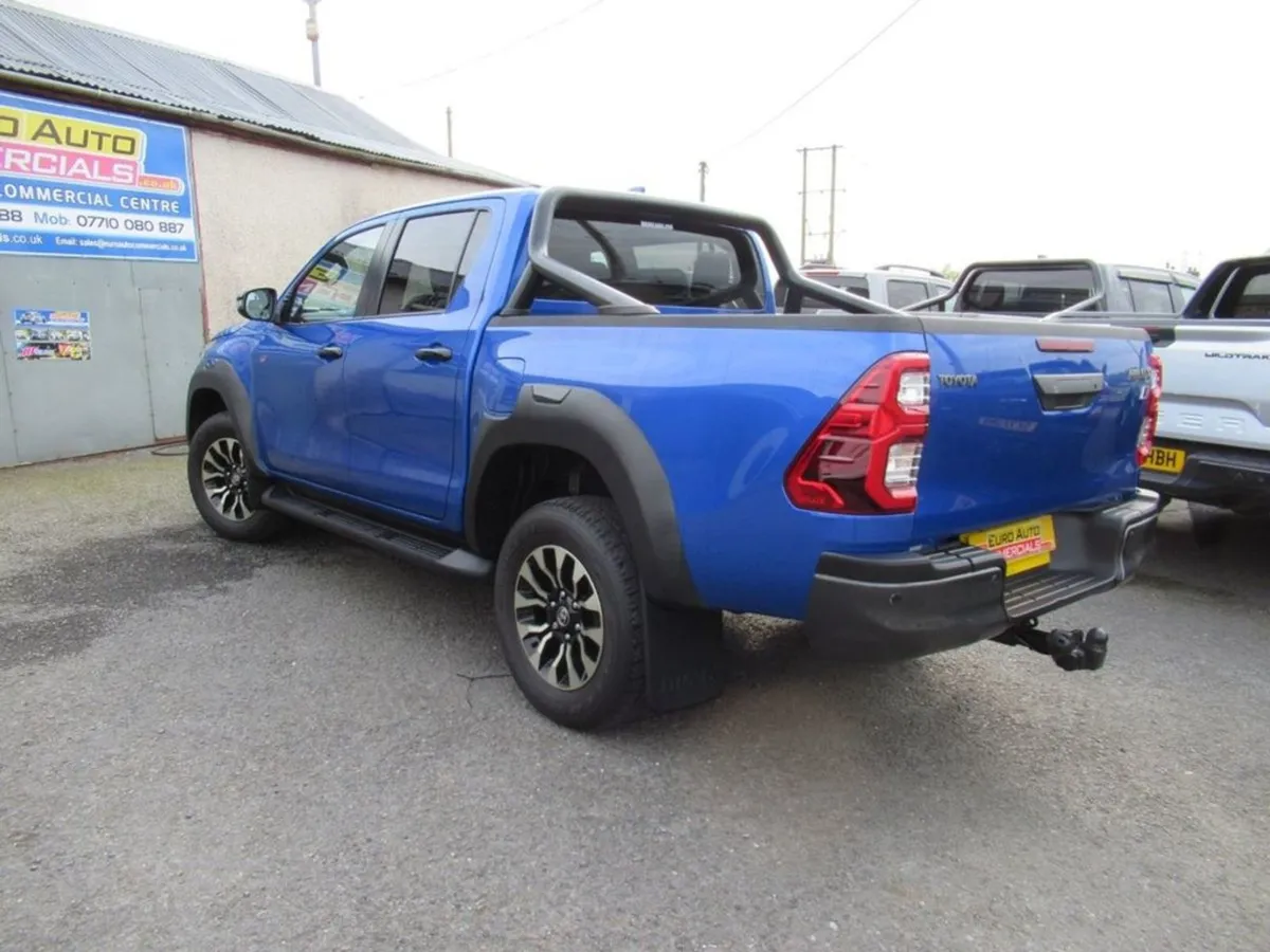 Toyota HiLux 2.8 D-4d GR Sport Pickup Double Cab - Image 2