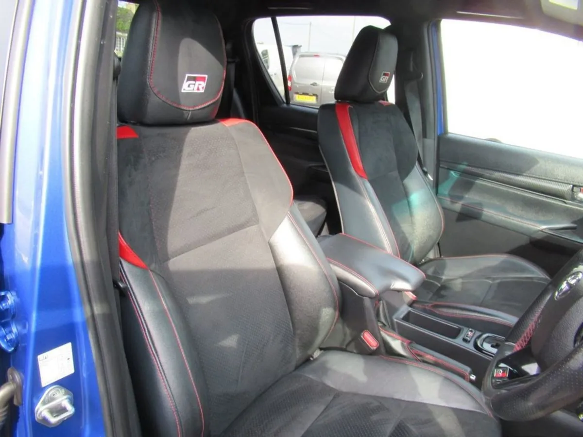 Toyota HiLux 2.8 D-4d GR Sport Pickup Double Cab - Image 3