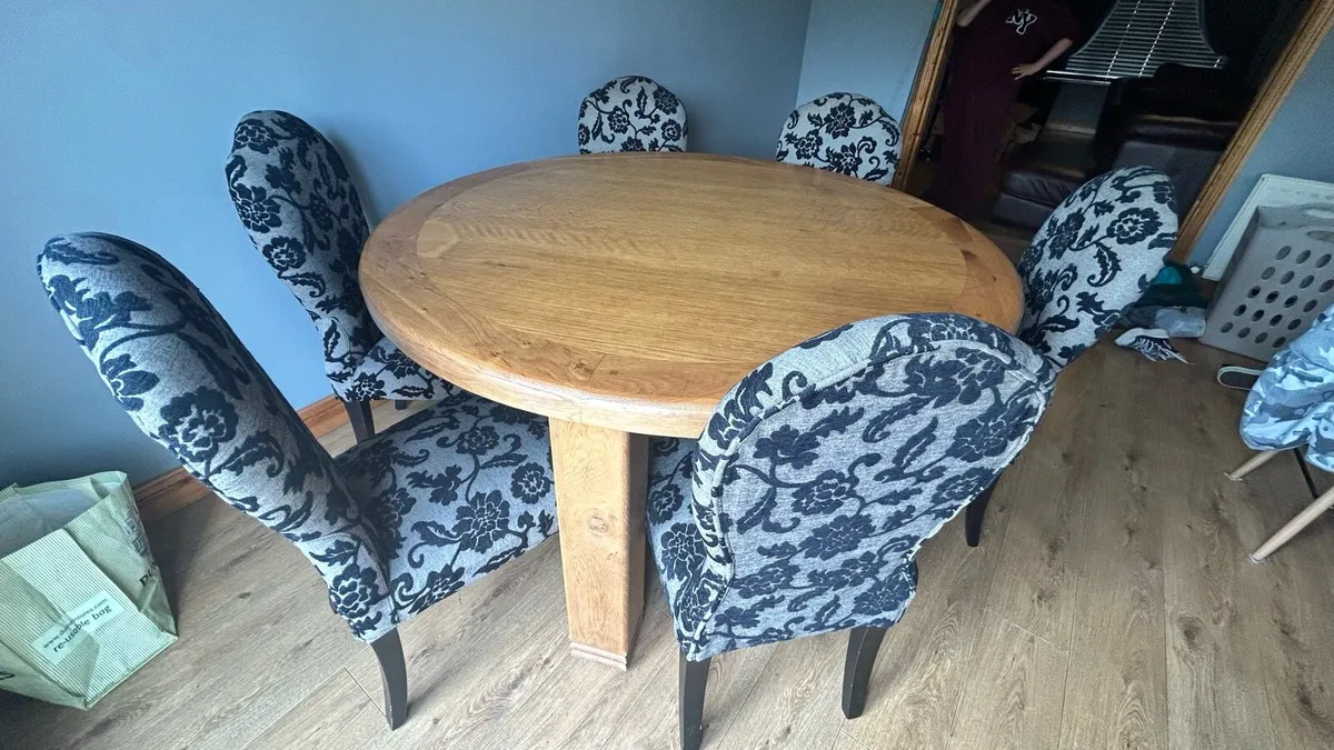 Oak dining table and chairs - Image 1