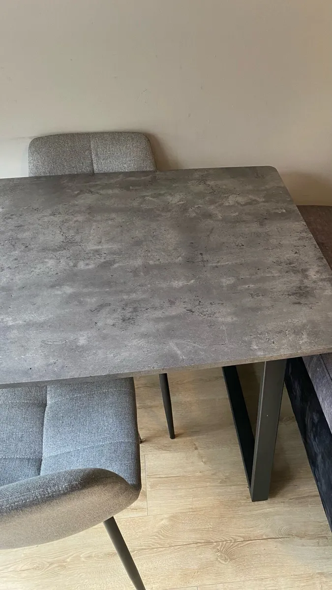 Table and chairs - Image 1