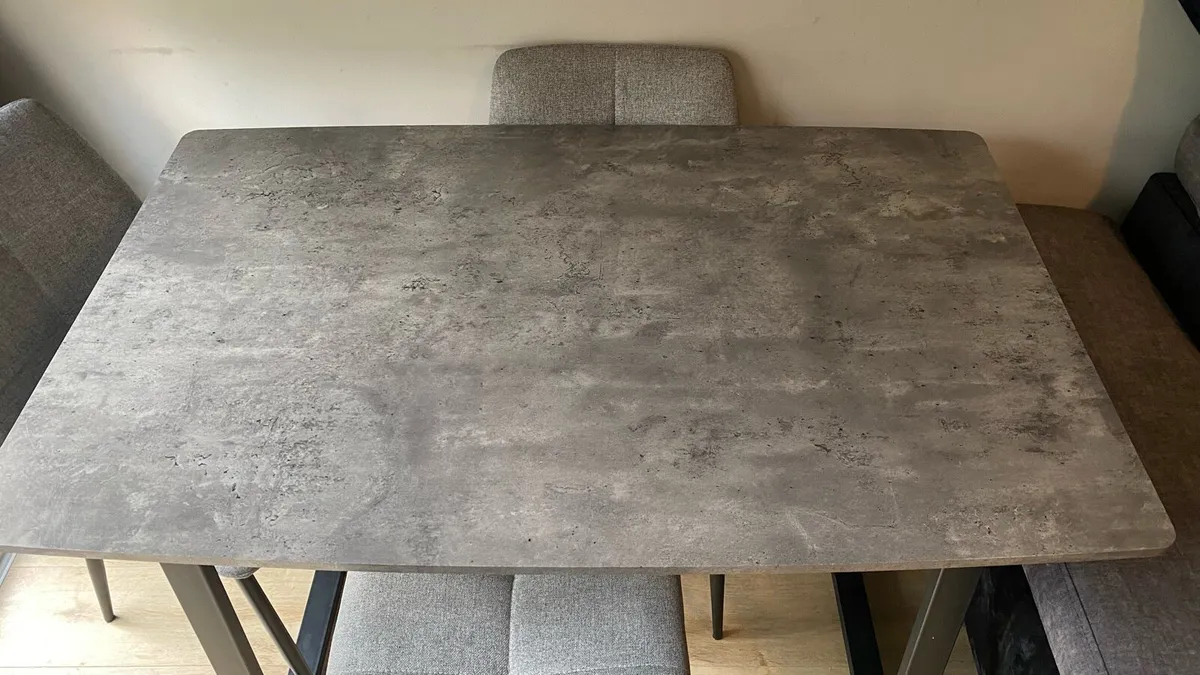 Table and chairs - Image 2