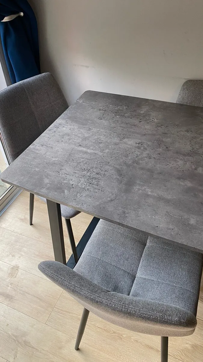 Table and chairs - Image 3