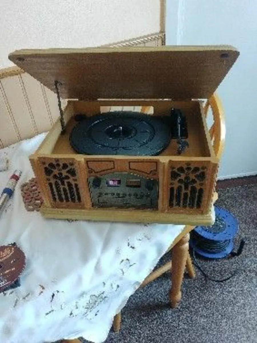 Vintage style music system - Image 1
