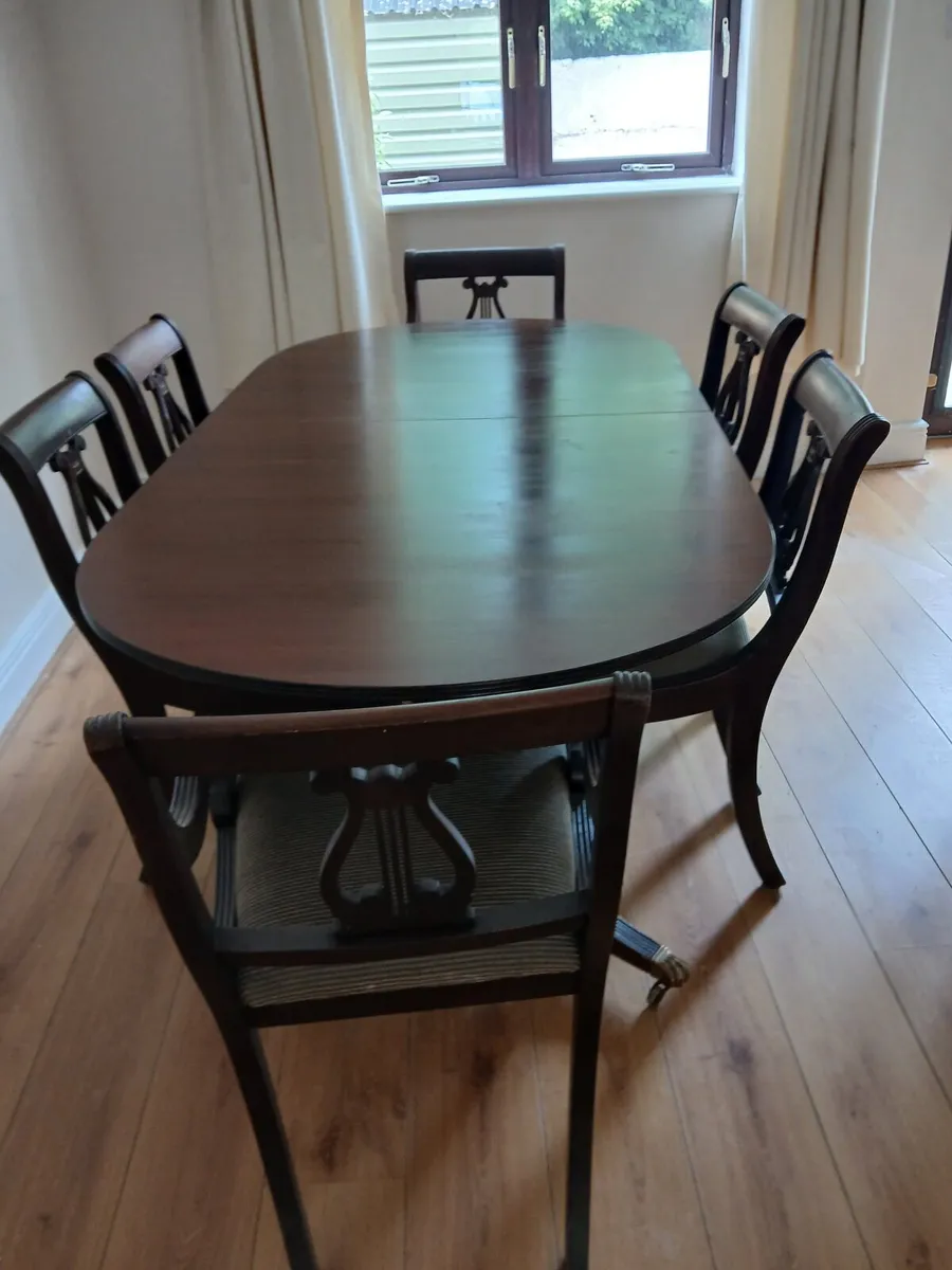 Dinningroom table 6 chairs