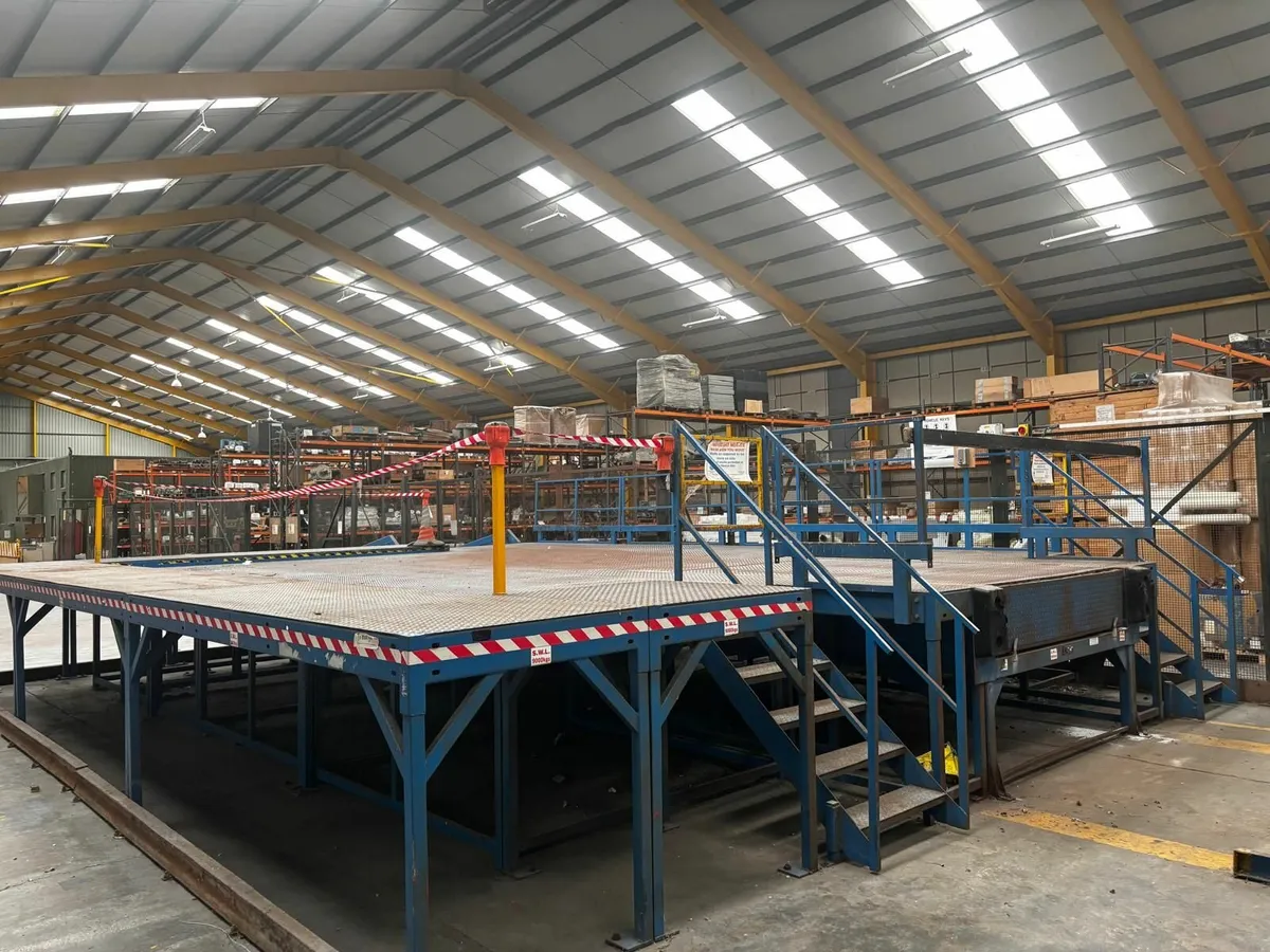 Loading Dock Ramp Platfrom Bay - Image 1