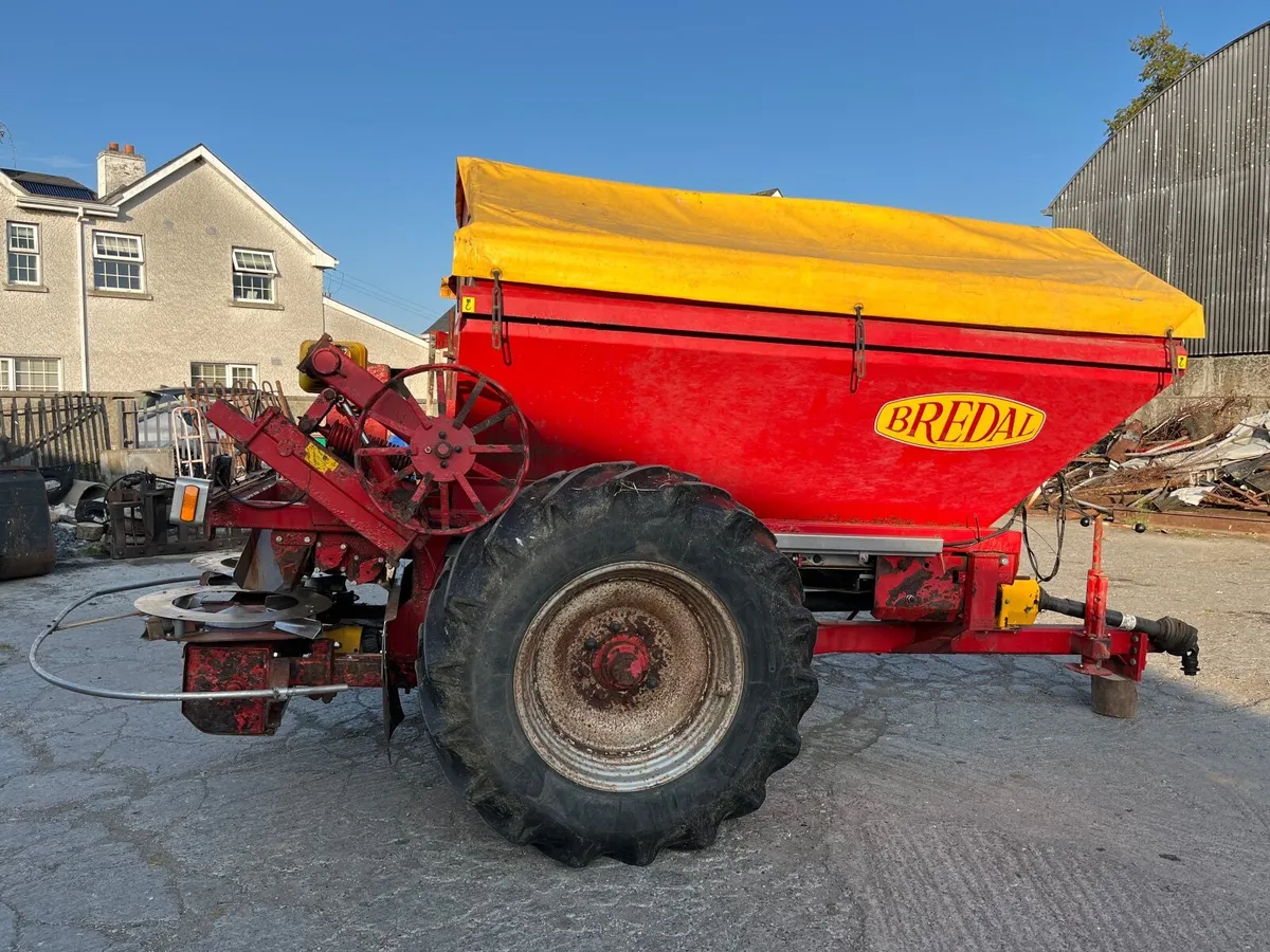 Fertilizer Spreader - Image 2