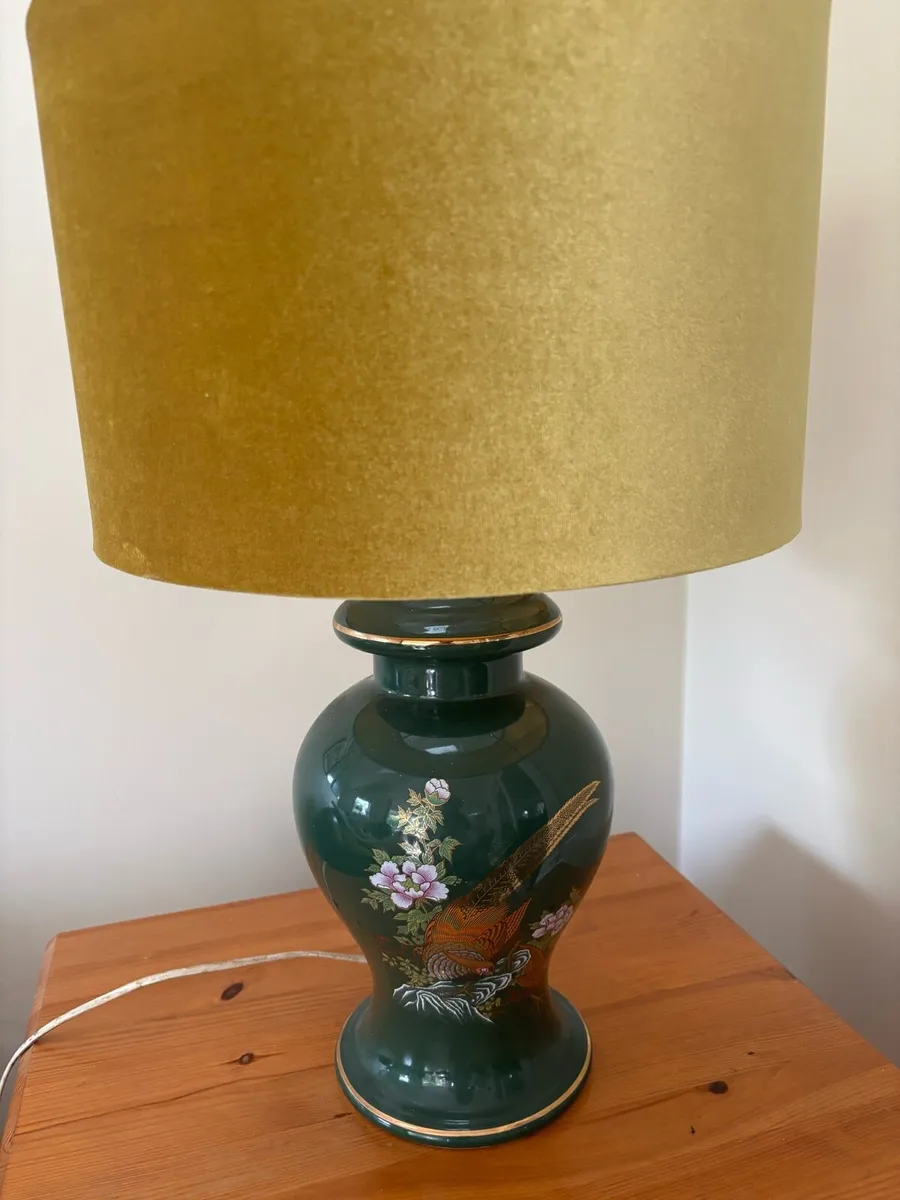 A Bundle of Table Lamps and Shades, barrel, pillar - Image 3