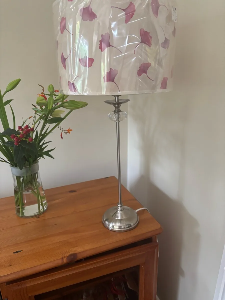A Bundle of Table Lamps and Shades, barrel, pillar - Image 4