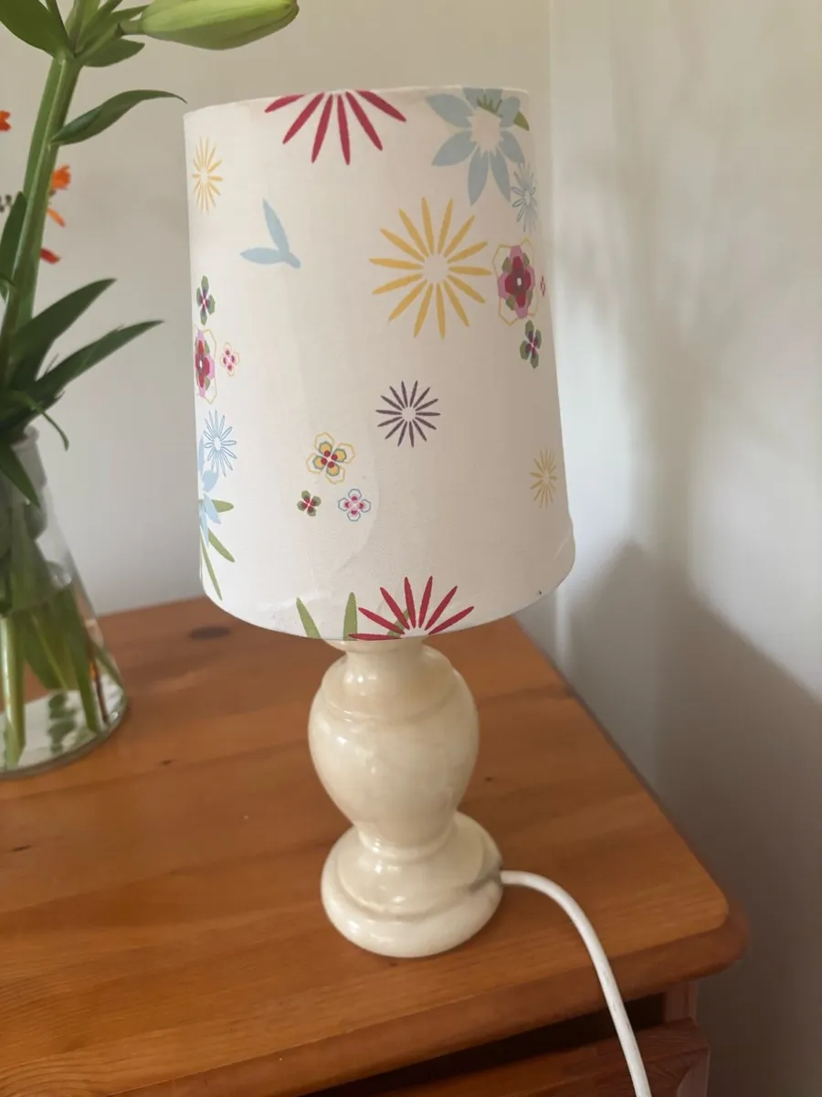 A Bundle of Table Lamps and Shades, barrel, pillar - Image 4