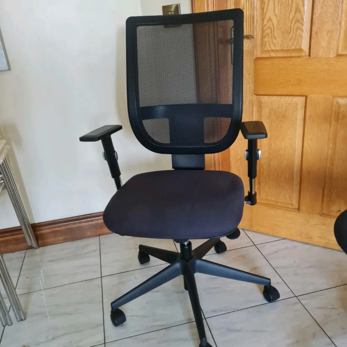 Highback netback executive office chairs 10 availa - Image 1